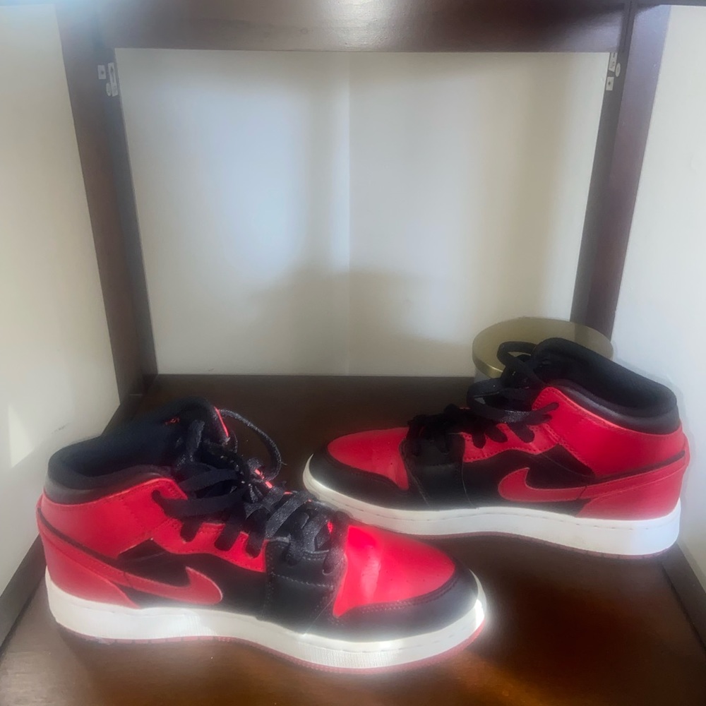 Jordan 1s mid banned